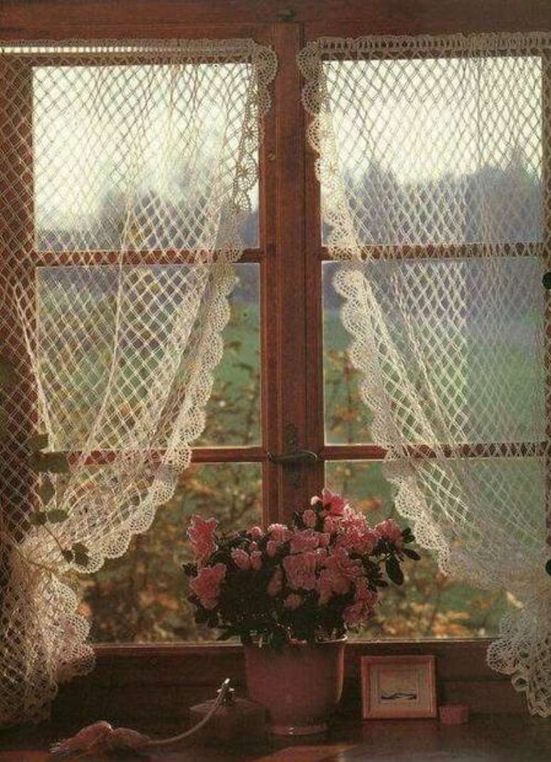 33. O bom da cortina de renda &eacute; o fato de ela n&atilde;o carregar o ambiente. Foto: Que Amor de Casa