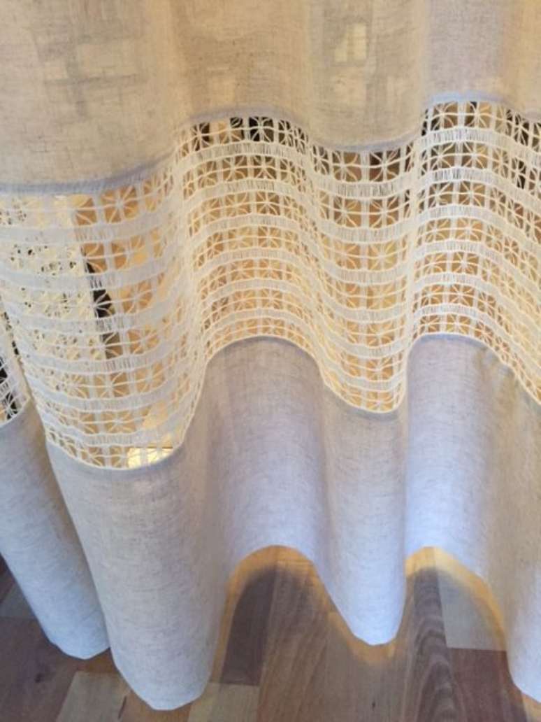 41. A cortina de renda pode ter pequenos detalhes que o transformam em um item b&aacute;sico. Foto: Blum Haus Interiores