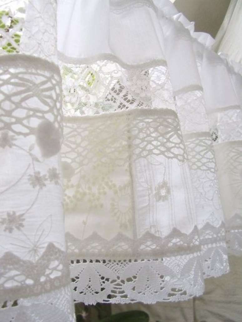 44. A cortina de renda chama a aten&ccedil;&atilde;o pela delicadeza. Foto: Eu Amo Artesanar