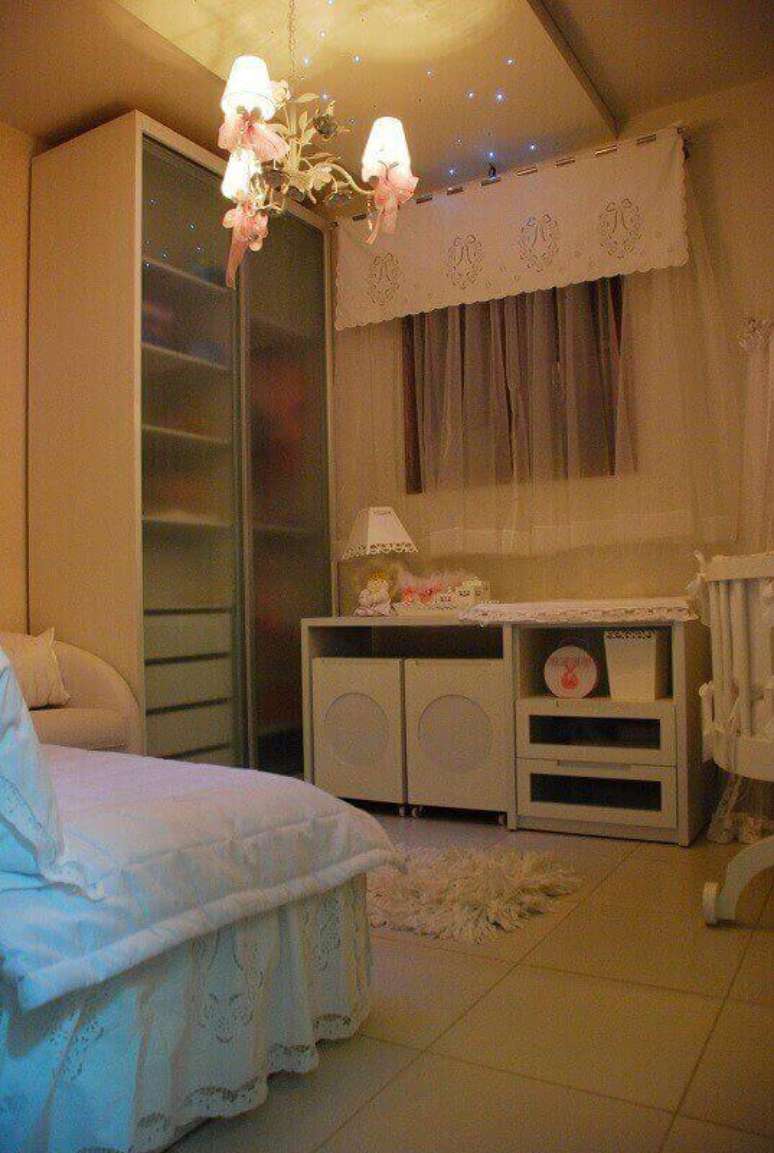 22. Guarda-roupa planejado com portas de vidro em quarto de bebê. Projeto de Janete Barros