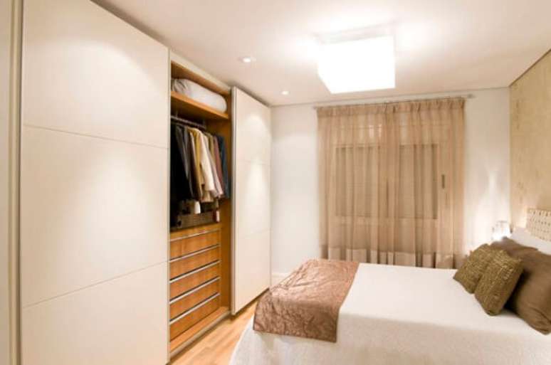 62- No guarda-roupa planejado com portas deslizantes as divis&oacute;rias internas e gavetas acomodam e organizam o espa&ccedil;o. Fonte: IdeaBrasil