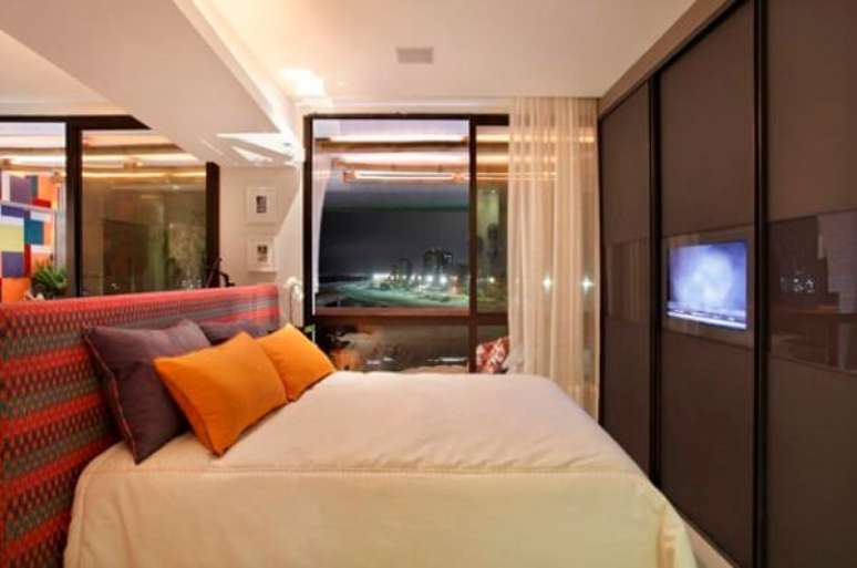 54- No dormit&oacute;rio pequeno o guarda-roupa planejado tem TV embutida. Fonte: IdeaBrasil