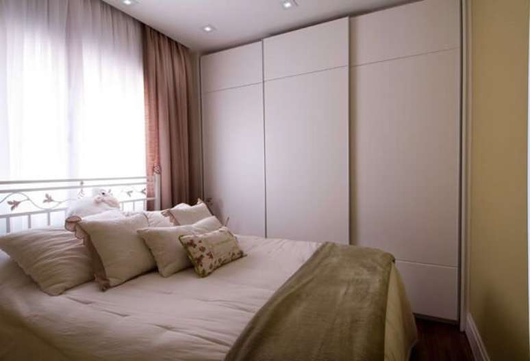 58- No dormitório pequeno o guarda-roupa planejado com portas deslizantes facilitam a visualização das roupas. Fonte: Casa e Festa