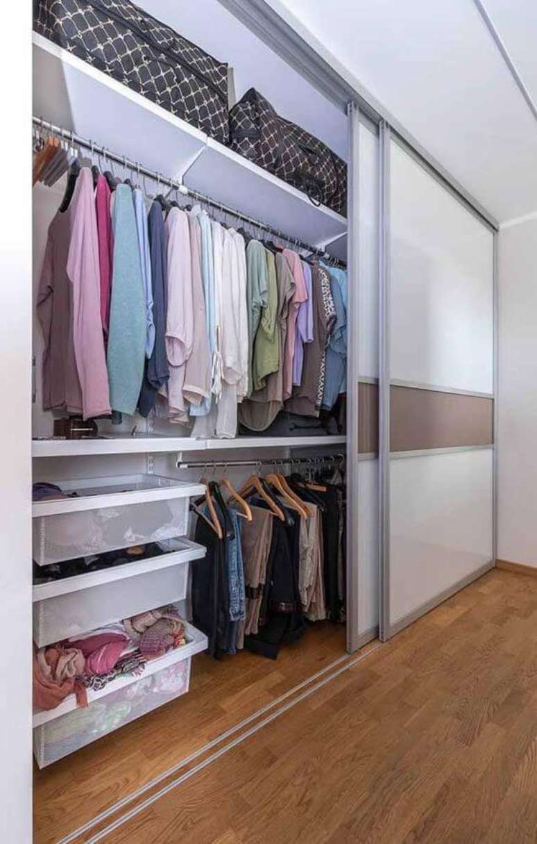 72. O guarda-roupa planejado costuma aproveitar muito bem o espaço. Foto: Ideias Decor