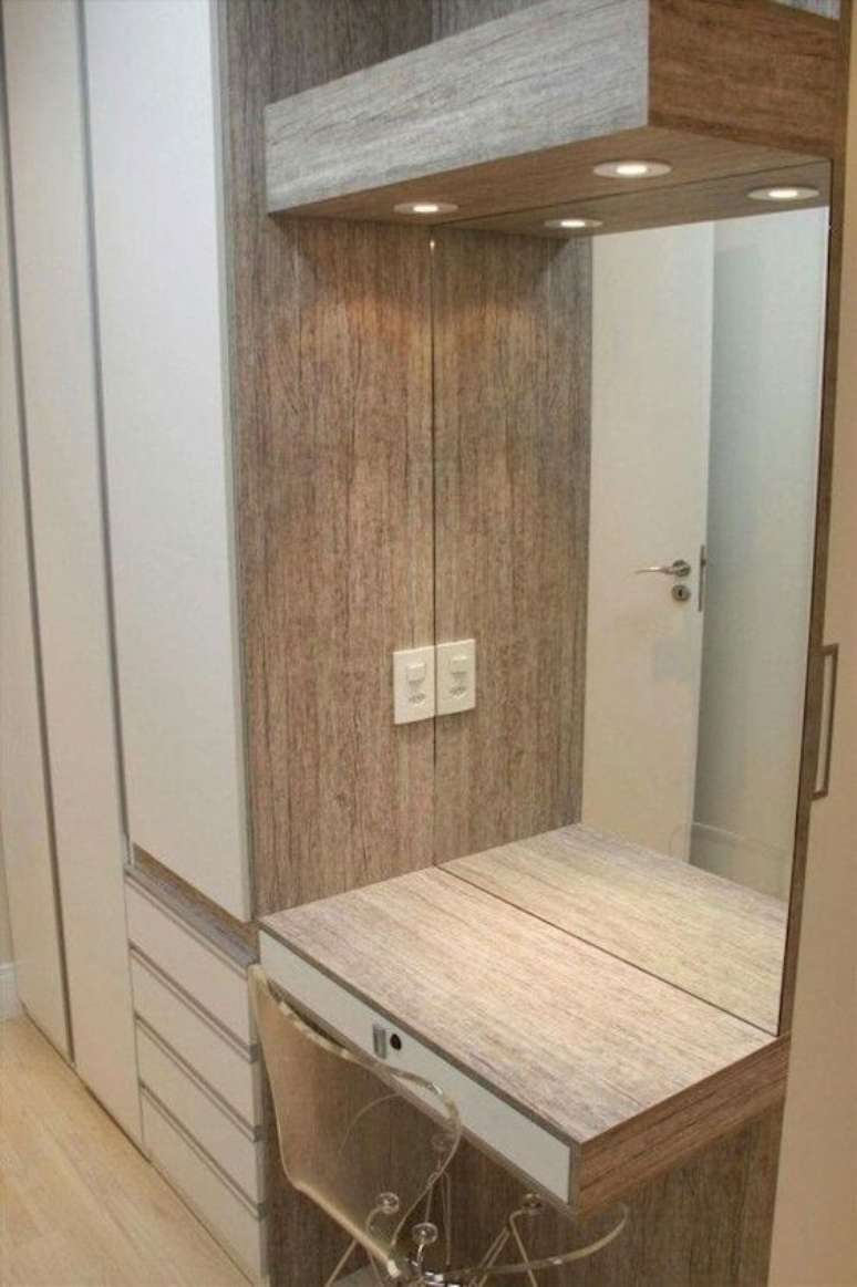 76. Alguns modelos de guarda-roupa planejado possuem uma penteadeira associada. Foto: Casa e Festa