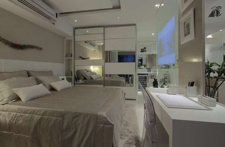 10. As portas espelhadas do guarda-roupa planejado aumentam a sensa&ccedil;&atilde;o de amplitude no projeto de Joia Bergamo