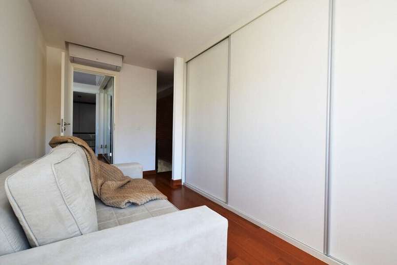 35. Guarda-roupa planejado em ambiente com sof&aacute;. Projeto de Zark Studio Lab