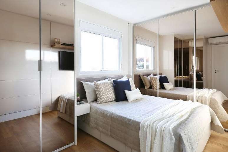 37. No projeto de Bianchi Lima, o quarto de casal conta com&nbsp;mais de um guarda-roupa planejado