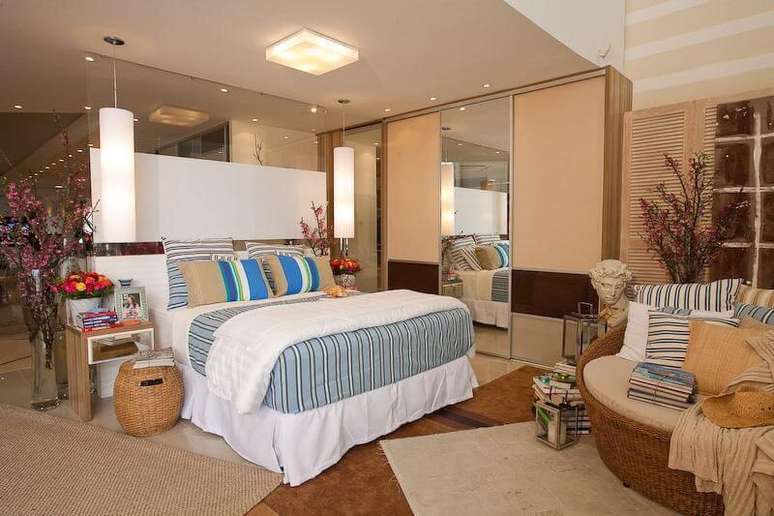 12. O quarto &eacute; bastante harmonizado com um guarda-roupa planejado grande e bonito. Projeto de Rico Mendon&ccedil;a