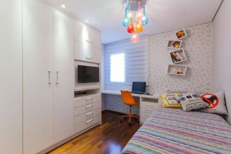 31. Guarda-roupa planejado com gavetas expostas e espa&ccedil;o para TV. Projeto de MC3 Arquitetura