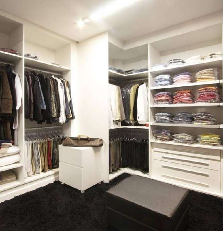 2. Para ter um closet ideal, leve em consideração seus hábitos e peças na hora de projetar seu guarda-roupa planejado