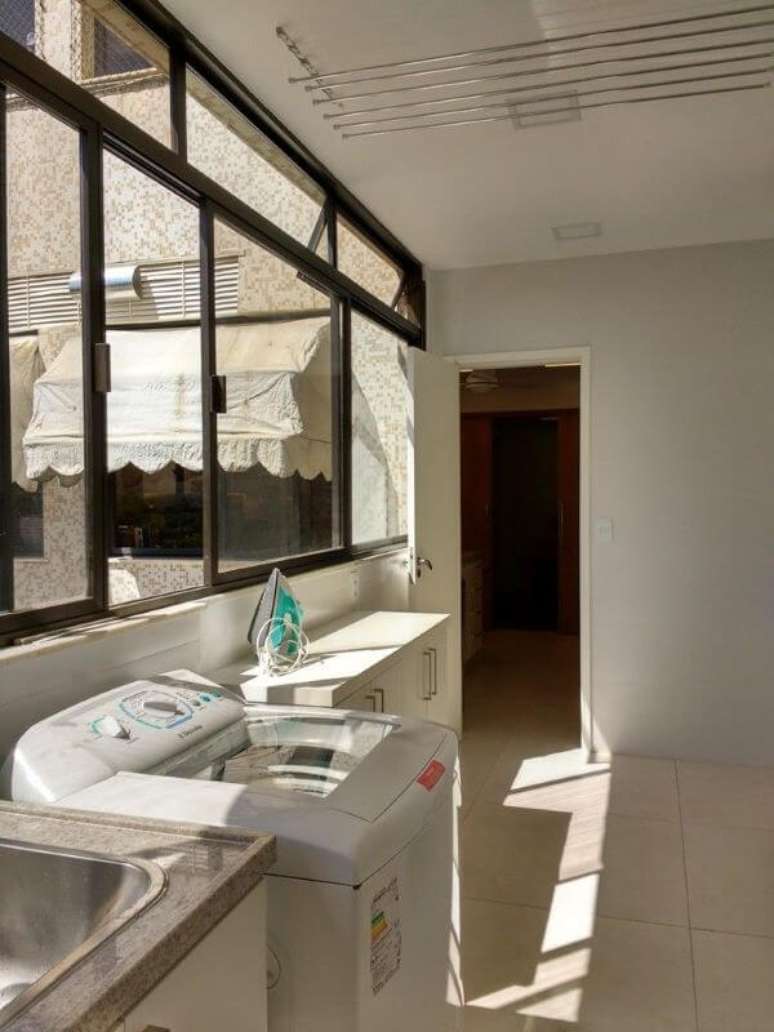 13. Lavadora de roupas na &aacute;rea de servi&ccedil;o em apartamento pequeno &ndash; Por: Maria Helena Torres