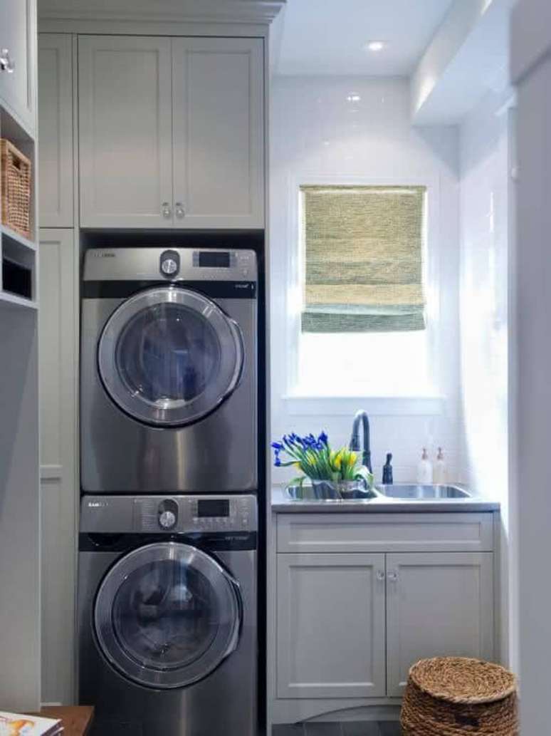 28. Lavadora de roupas frontal com arm&aacute;rio de madeira