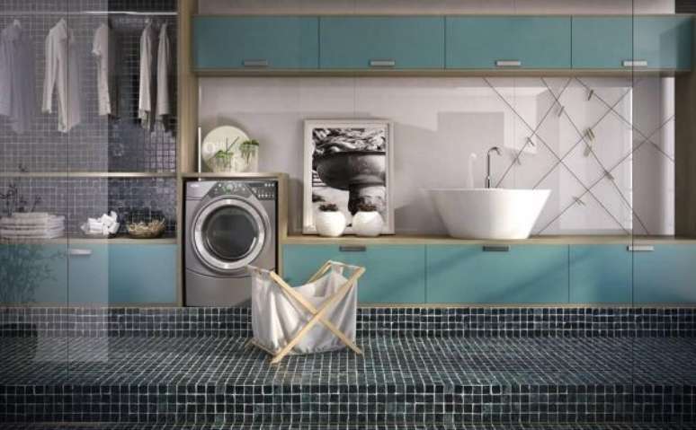 37. Lavadora de roupas na lavanderia com &aacute;rea de servi&ccedil;o planejada &ndash; Por: Universo Decor