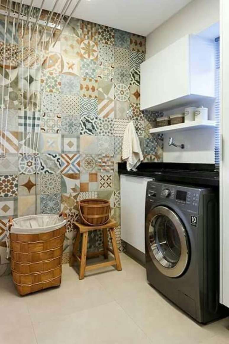63. Veja a lavadora de roupas para lavanderia e parede de ladrilho colorido