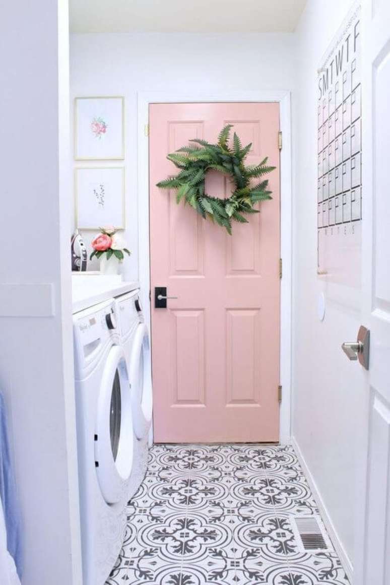76. Lavadora de roupas com porta de madeira cor de rosa e lavadora de roupas brancas