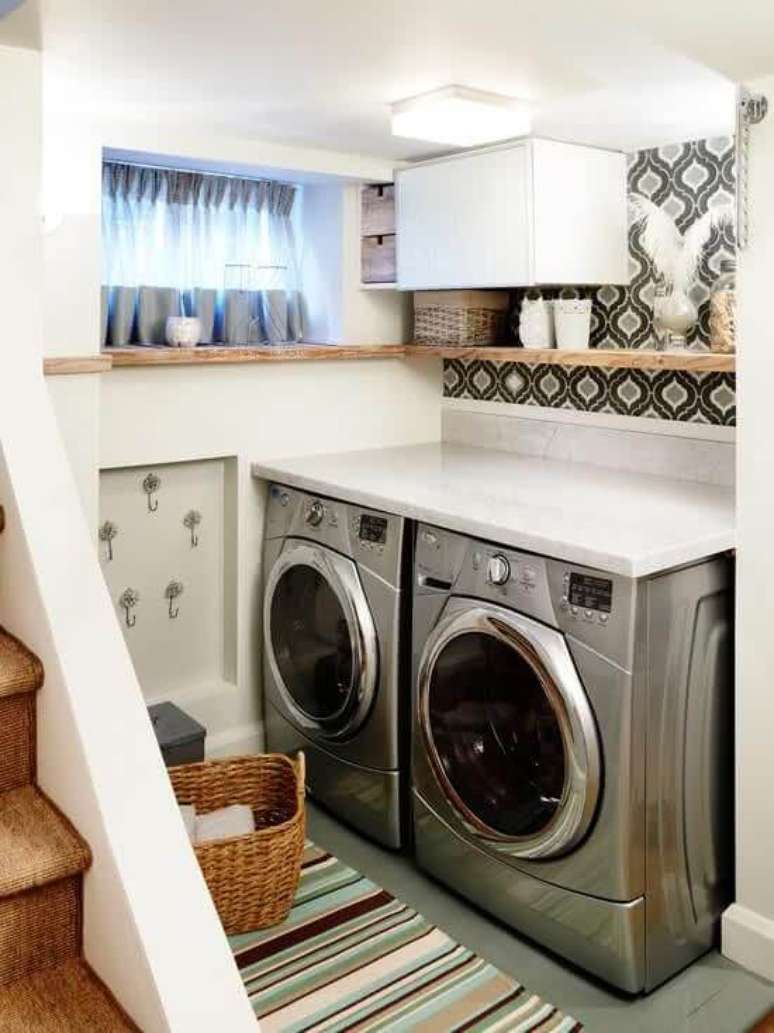 78. Lavadora de roupas com secadora em área de serviço pequeno