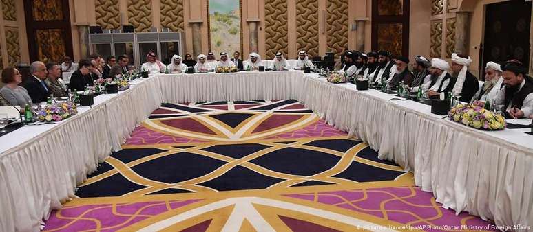 Conversações de paz em Doha, Catar, excluem representantes do governo afegão