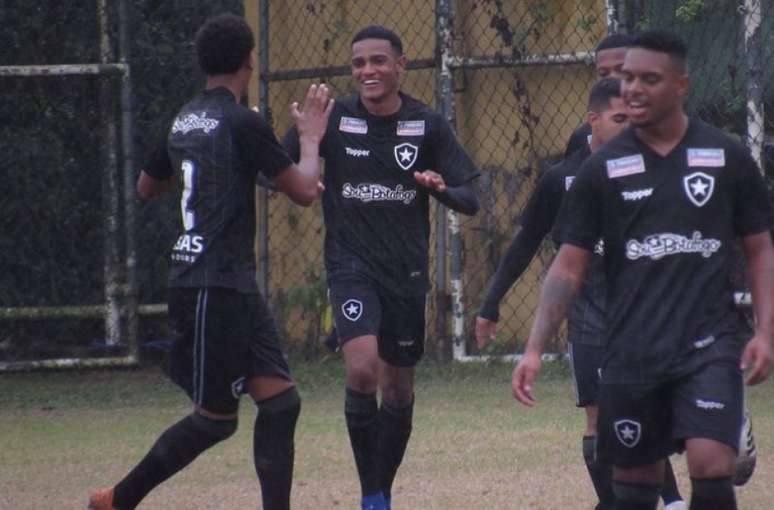 Jogadores comemoram vitória (Foto: Fábio de Paula/Botafogo)