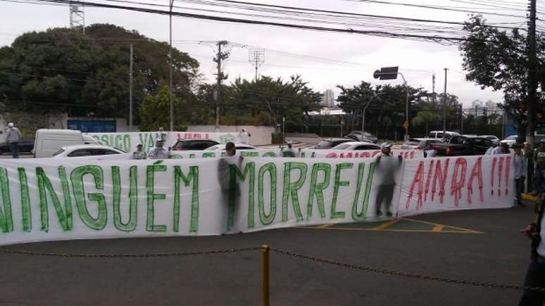 Membros da Mancha Alviverde foram até a porta do CT protestar neste sábado (Foto: Reprodução)
