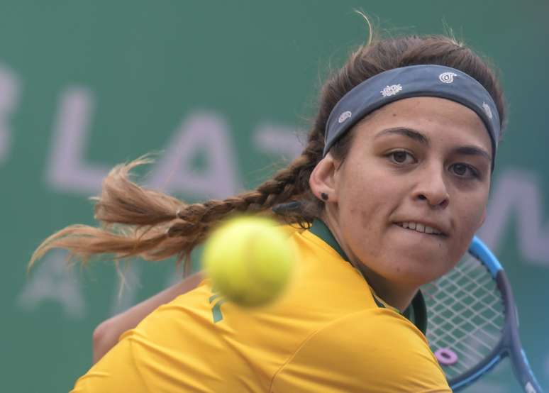 Carolina Meligeni Alves, do Brasil, joga com a americana Caroline Dolehide, na semifinal do tênis feminino, nos Jogos Pan-americanos 2019 em Lima