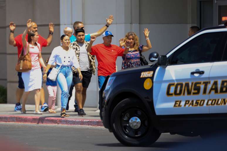 Compradores após tiroteio em loja do Walmart em El Paso, Texas, nos Estados Unidos