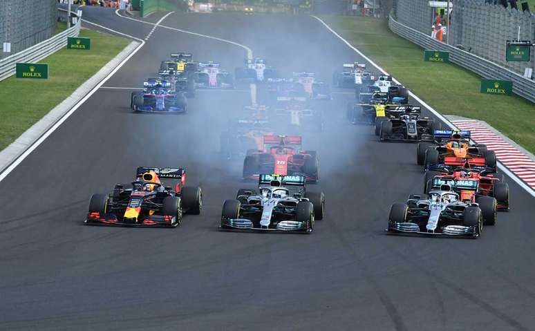 Em “dia perfeito” da Mercedes, Hamilton supera Verstappen no fim e vence na Hungria