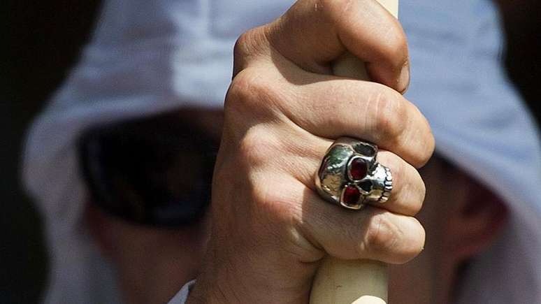 Psic&oacute;logos pesquisam por que algumas pessoas aderem a organiza&ccedil;&otilde;es racistas como a Ku Klux Klan