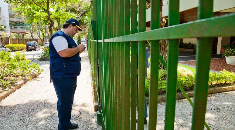 Recenseador do IBGE durante aplica&ccedil;&atilde;o de question&aacute;rio piloto, entre mar&ccedil;o e abril, antes do an&uacute;ncio da redu&ccedil;&atilde;o do Censo 2020