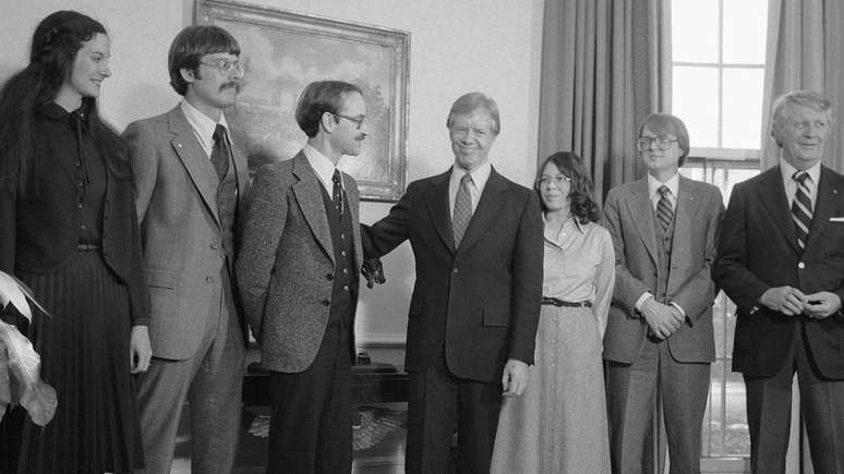 O presidente dos Estados Unidos em 1980, Jimmy Carter, com os funcionários que foram mantidos como reféns na embaixada de seu país no Irã.