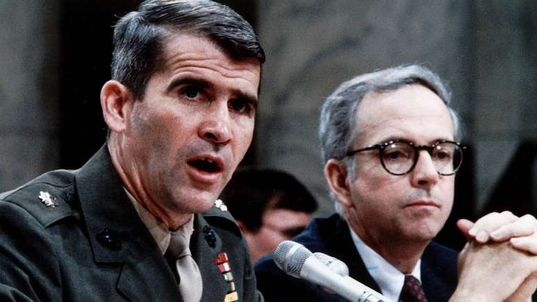 O oficial norte-americano Oliver North (à esquerda) foi um dos acusados do escândalo Irã-Contras