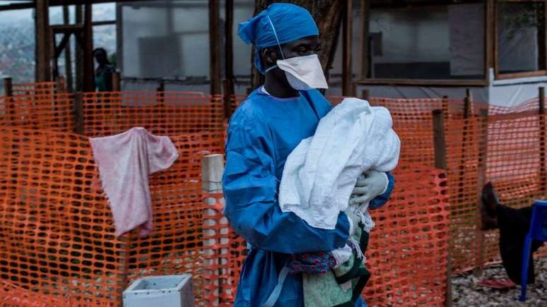 Quase 1,8 mil pessoas morreram de ebola na República Democrática do Congo no último ano