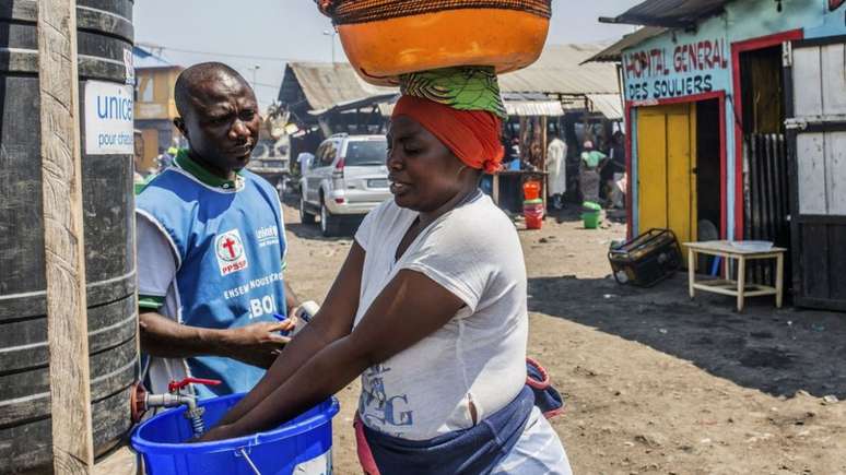 População e visitantes agora precisam desinfetar as mãos com cloro antes de entrar em algumas áreas da cidade de Goma