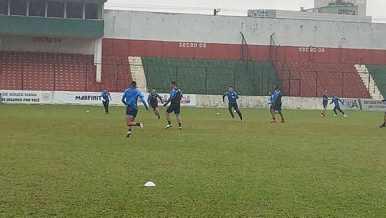 Goiás treina no CT da Portuguesa Santista antes de pegar o Santos.