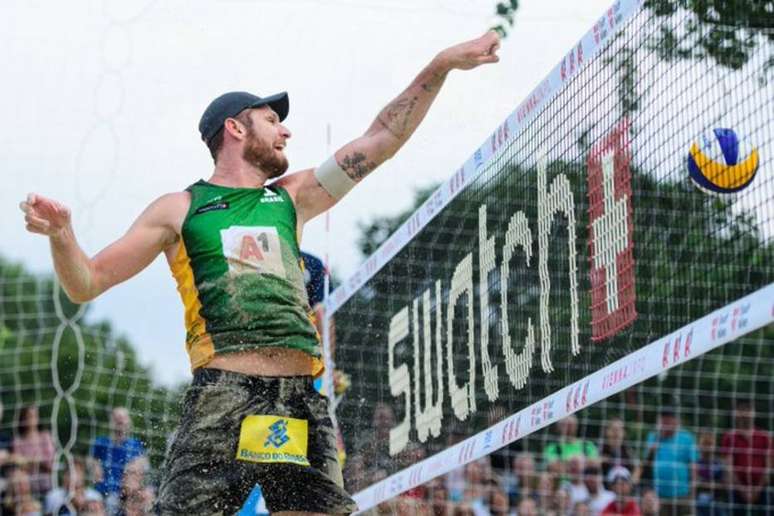 Alisson, da dupla com Álvaro, durante jogo da etapa de Viena do Circuito Mundial de Vôlei de Praia