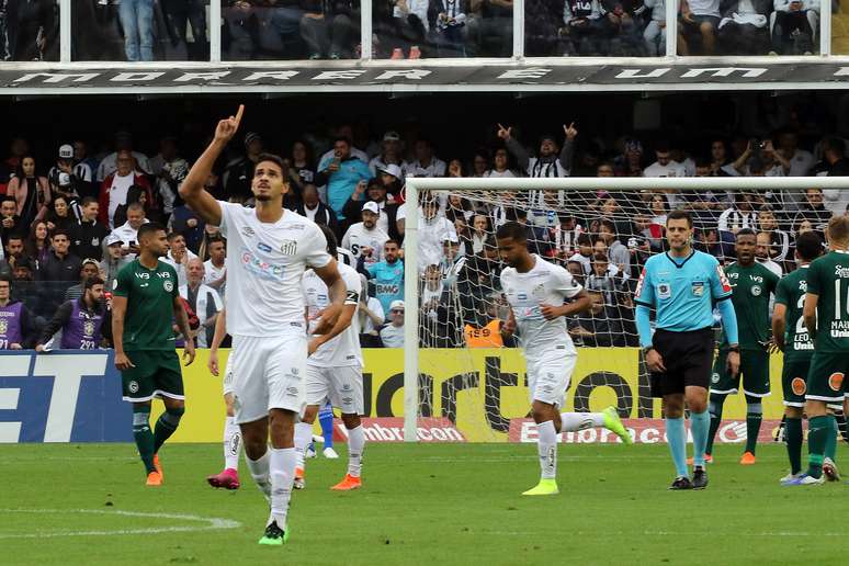 O jogador Lucas Veríssimo do Santos comemora gol partida entre Santos SP e Goiás GO, válida pelo Campeonato Brasileiro 2019, na Vila Belmiro, em Santos (SP), neste domingo (4). 