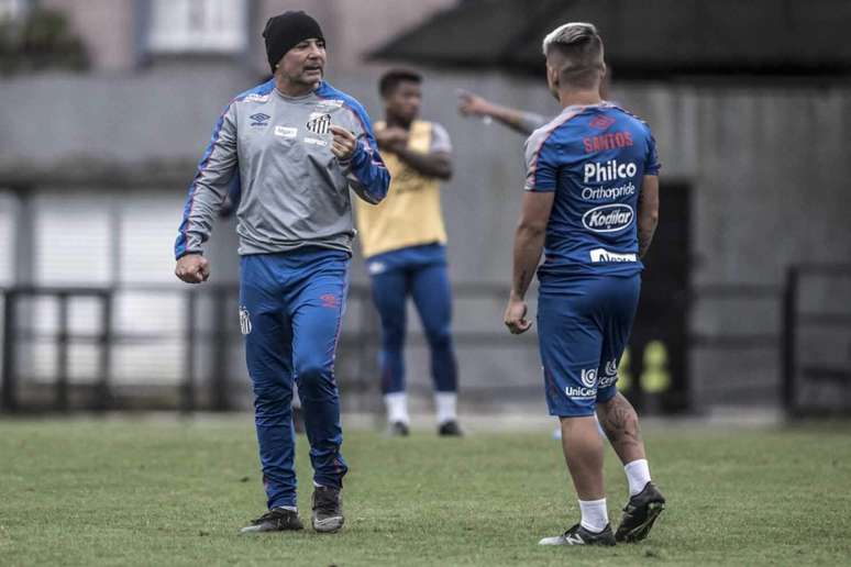 Técnico Jorge Sampaoli orienta o atacante Soteldo em treino do Santos (Ivan Storti/Santos)