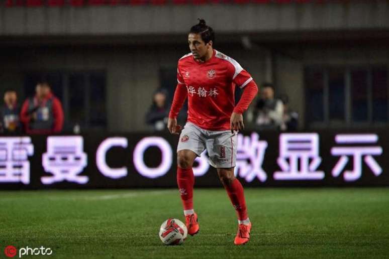 Brasileiro em campo com o clube chinês (Foto: Sina/Divulgação)