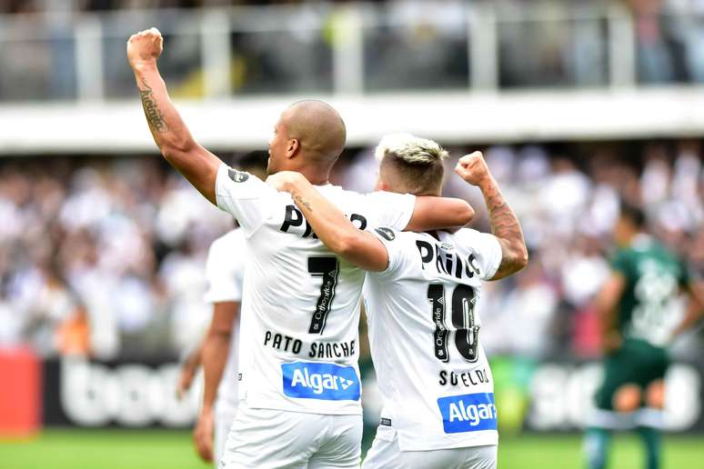 Santos é o líder do Campeonato Brasileiro após a 13ª rodada. Na foto, Carlos Sanchez e Soteldo comemoram gol contra o Goiás em vitória por 6 a 1