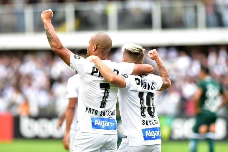 O jogador Carlos Sanchez do Santos, durante comemoração do gol em partida contra a equipe do Goiás, em jogo válido pela 13ª rodada do Campeonato Brasileiro de 2019, realizada no Estádio de Vila Belmiro, em Santos, litoral de São Paulo