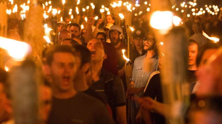 Supremacistas brancos em marcha realizada em Charlottesville em 2017: após condenar os atos, presidente recuou e disse que culpa era 'dos dois lados'