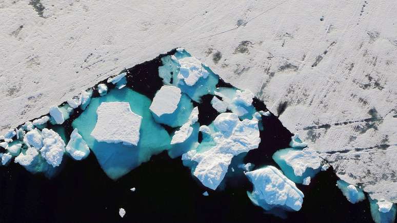 Mudanças climáticas e seus efeitos no derretimento de gelo na Groenlândia colocam dúvidas sobre quando o Camp Century poderá emergir