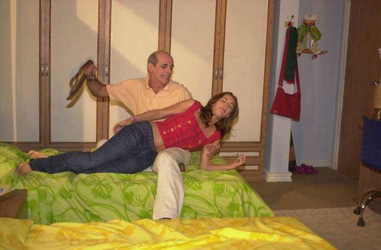 Carl&atilde;o (Marcos Caruso) d&aacute; surra em D&oacute;ris (Regiane Alves), sua filha em 'Mulheres Apaixonadas.