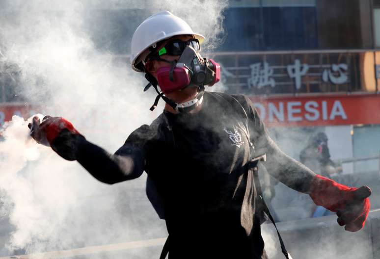 Manifestante joga de volta bomba de gás lacrimogêneo disparada pela polícia durante protesto por reformas democráticas em Hong Kong
05/08/2019
REUTERS/Kim Kyung-Hoon