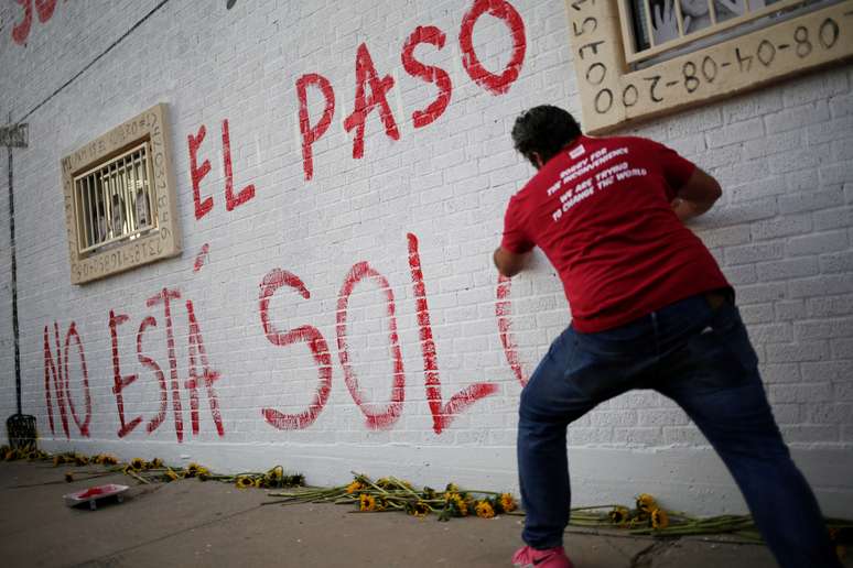 Homem participa de protesto em El Paso ap&oacute;s massacre a tiros
04/08/2019
REUTERS/Jose Luis Gonzalez