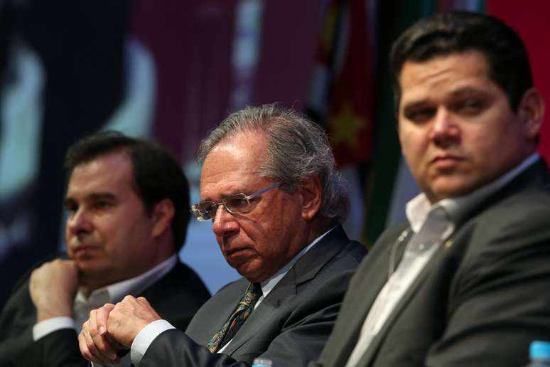 Presidente da Câmara, Rodrigo Maia, ministro da Economia, Paulo Guedes, e presidente do Senado, Davi Alcolumbre, em Campos do Jordão
05/04/2019 REUTERS/Amanda Perobelli