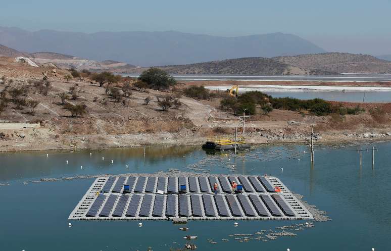 Placas solares flutuantes vistas na regi&atilde;o de Santiago, Chile 
14/03/2019
REUTERS/Rodrigo Garrido