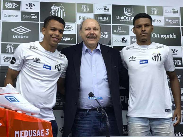 Sandry, à esquerda, e Taílson, à direita, renovaram com o Santos nesta segunda-feira (Arthur Faria)