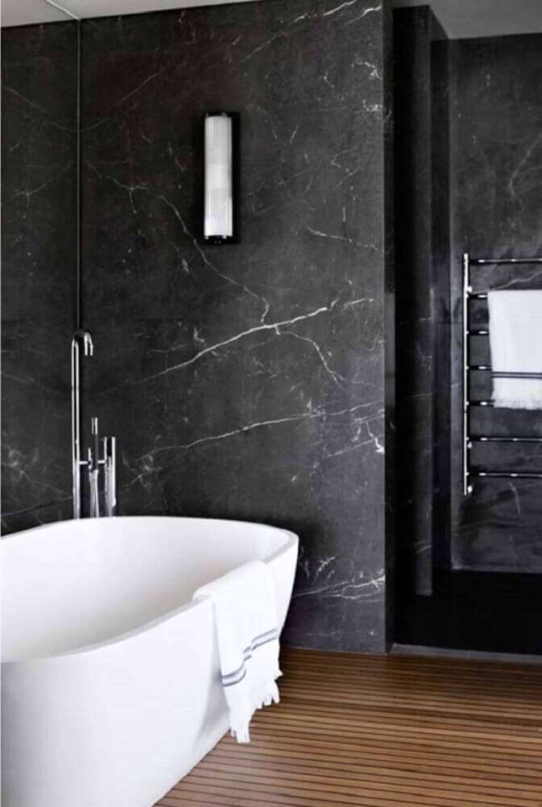 18. O granito Via Láctea preto também pode ser usado nas paredes do banheiro deixando-o mais sofisticado