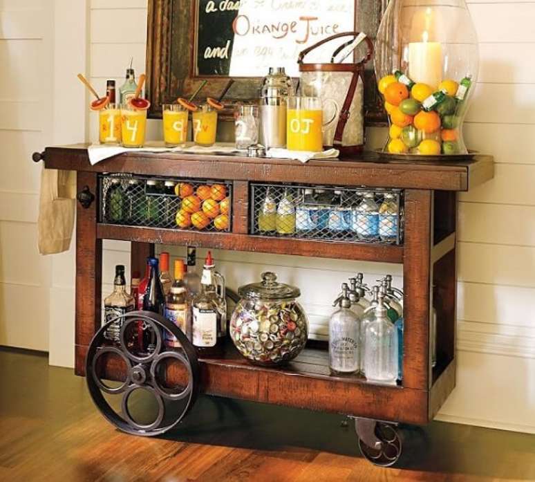 12. Carrinho decorativo para guardar bebidas na sala.